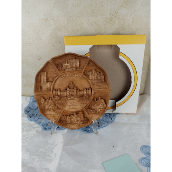Vintage Carved Resin 3D Wall Plate Victoria Canada 9" - Picture 2 of 6